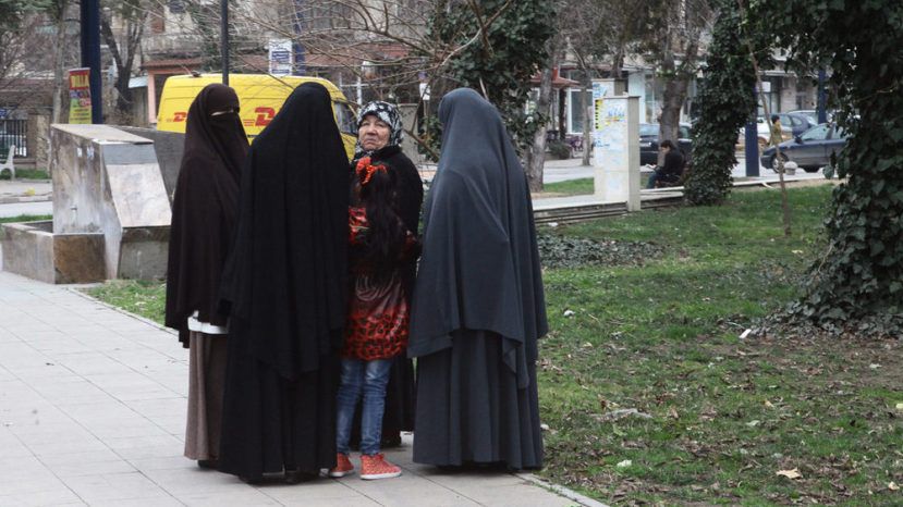 Носенето на скриващо лицето облекло на публични места в Пазарджик е забранено