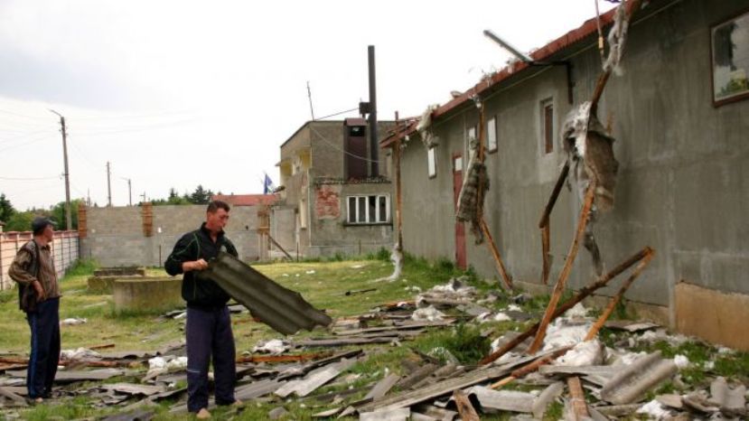В Болгарии торнадо снесло крыши с десятков домов