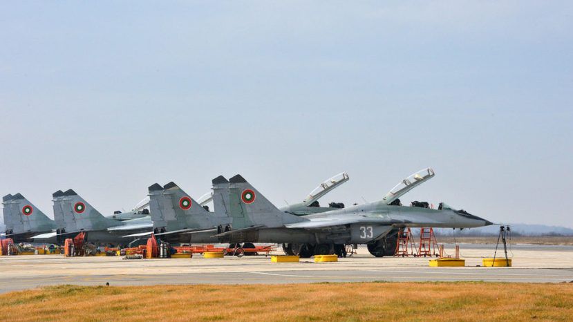 Окончательно: Самолеты НАТО могут охранять воздушное пространство Болгарии