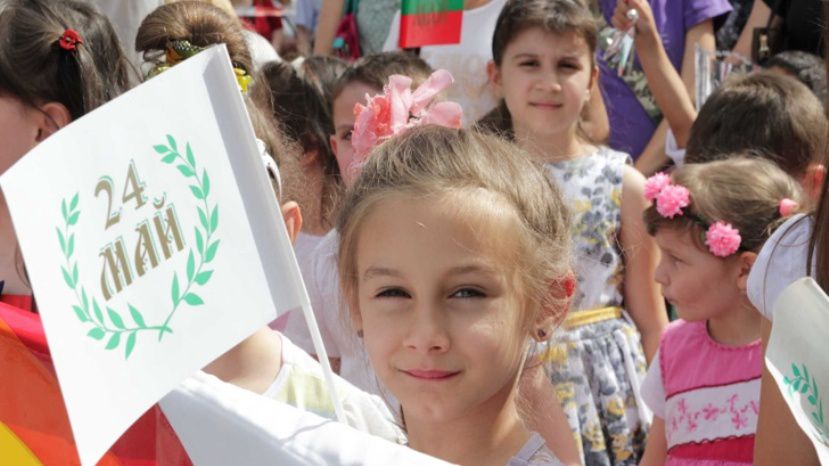 Праздничными шествиями в Болгарии отмечают День болгарского просвещения и культуры