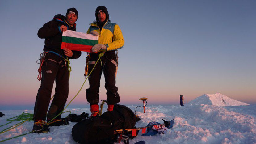 На връх Св. Борис, вероятно най-високият на планината Тангра на Антарктида, се развява българският трибагреник