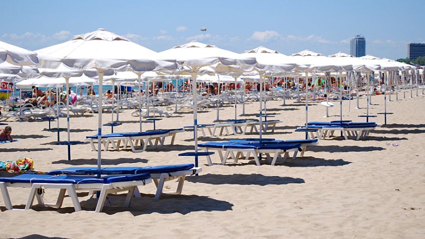 Чадърите и шезлонгите на плажа през 2017 г. ще са много по-евтини, обеща Ангелкова