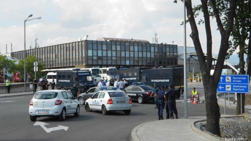 Бомбы в самолете, экстренно приземлившемся в Бургасе, не обнаружено