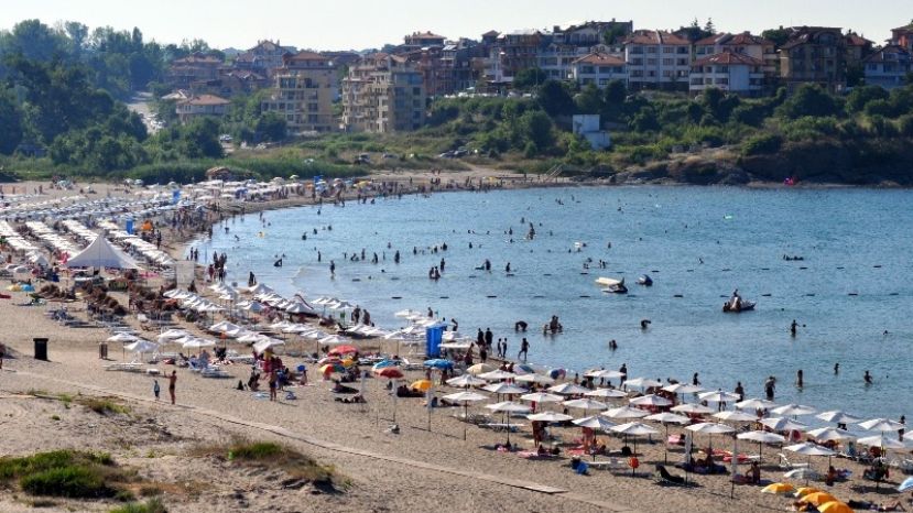 През това лято туристите на морски плаж „Къмпинг „Нестинарка“ ще заплащат по 36 стотинки за чадър или шезлонг на плажа