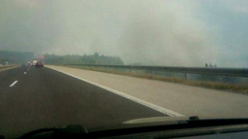 Из-за лесного пожара частично перекрыта автомагистраль «Тракия»