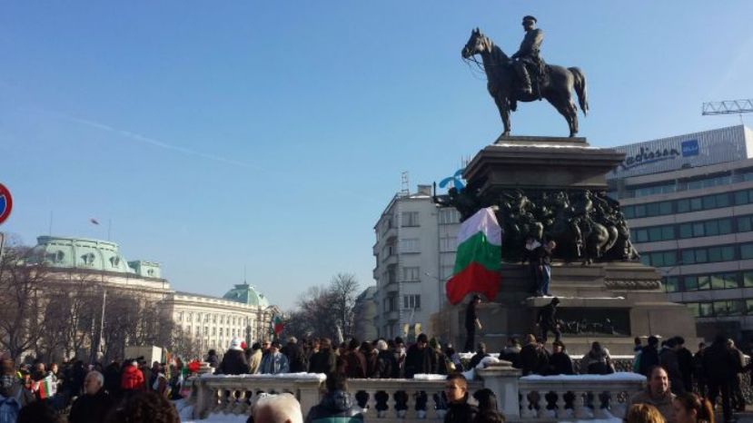 Более 500 протестующих скандируют «Отставка» перед Народным собранием Болгарии