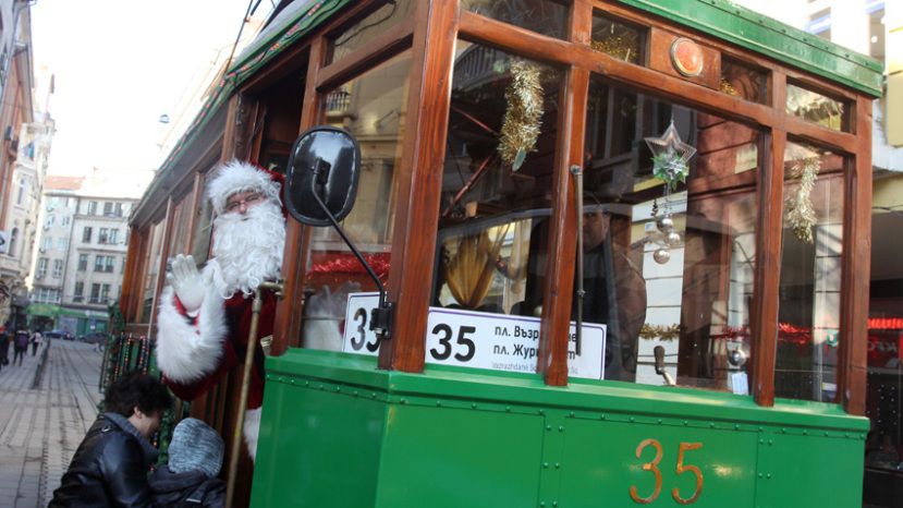 Рождественский ретро-трамвай на улицах Софии