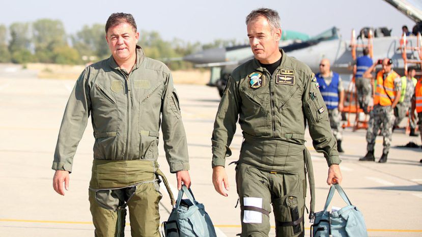 Министр обороны Болгарии лично продемонстрирует надежность американских парашютов