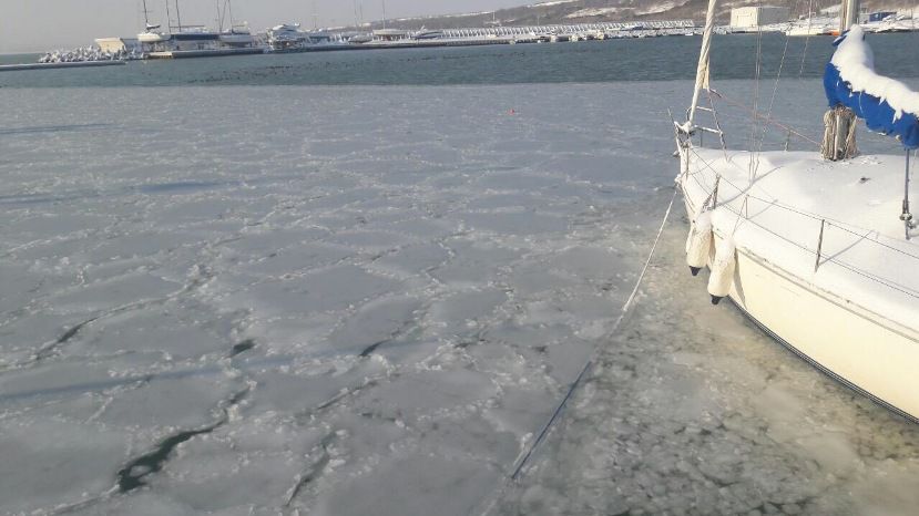 Морето замръзна, корабът „Анастасия&quot; се превърна в ледена скулптура