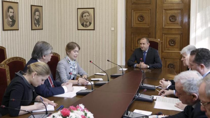 Президент Болгарии обсудил с послом России двухсторонние отношения