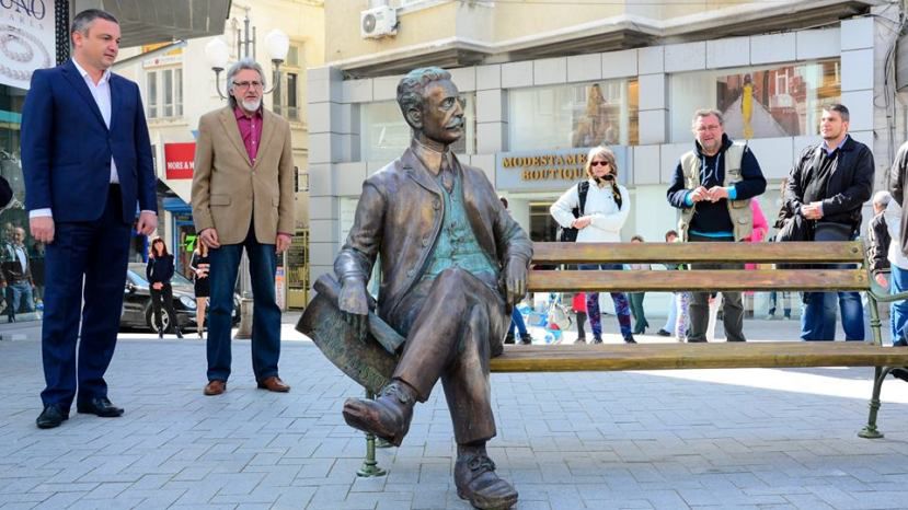 В центре Варны установили бронзовую скульптуру архитектора Дабко Дабкова