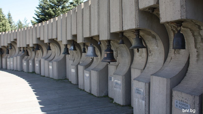 Монументът „Камбаните“