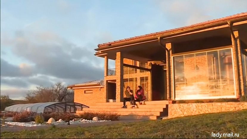В гостях: как выглядит дом в Болгарии Лолиты Милявской