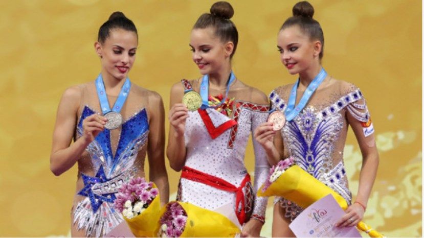 На Чемпионате мира по художественной гимнастике в Софии были разыграны первые комплекты медалей