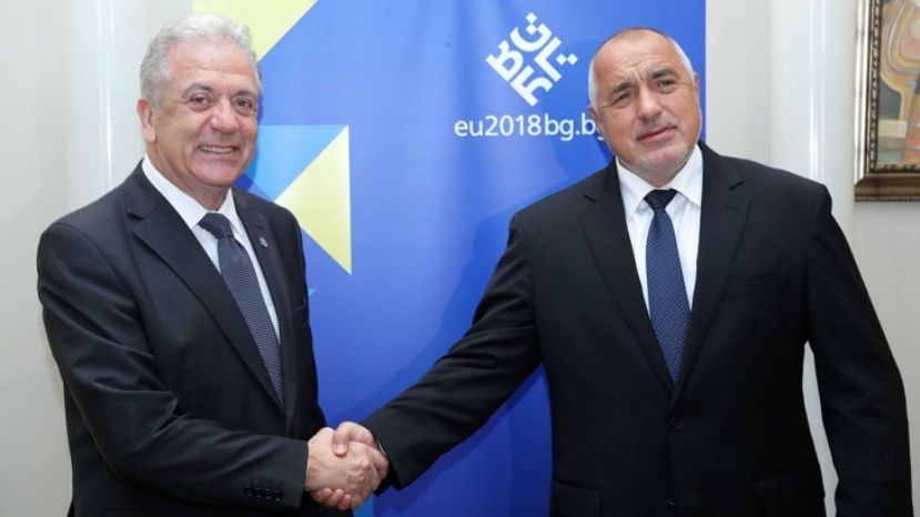 Еврокомиссар по миграции призвал принять Болгарию в Шенген