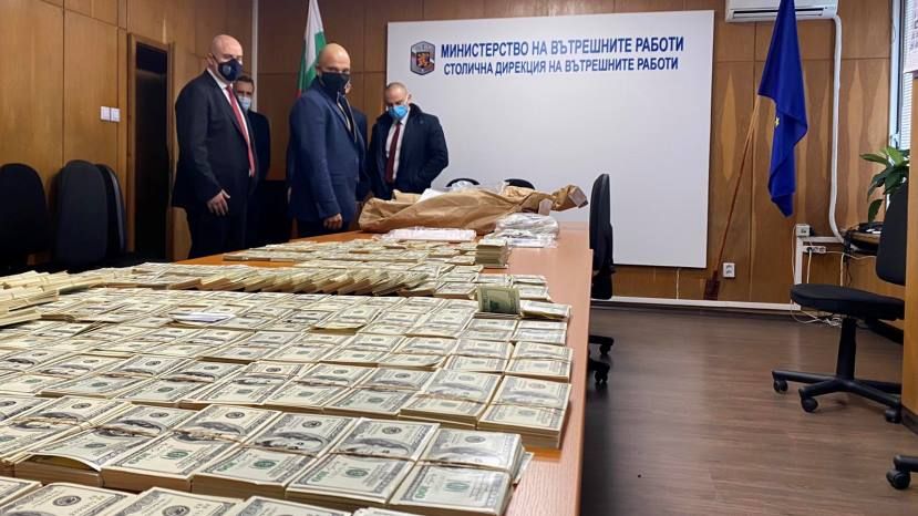 Задържани са фалшиви 4 млн. долара и 3,6 млн. евро в столицата