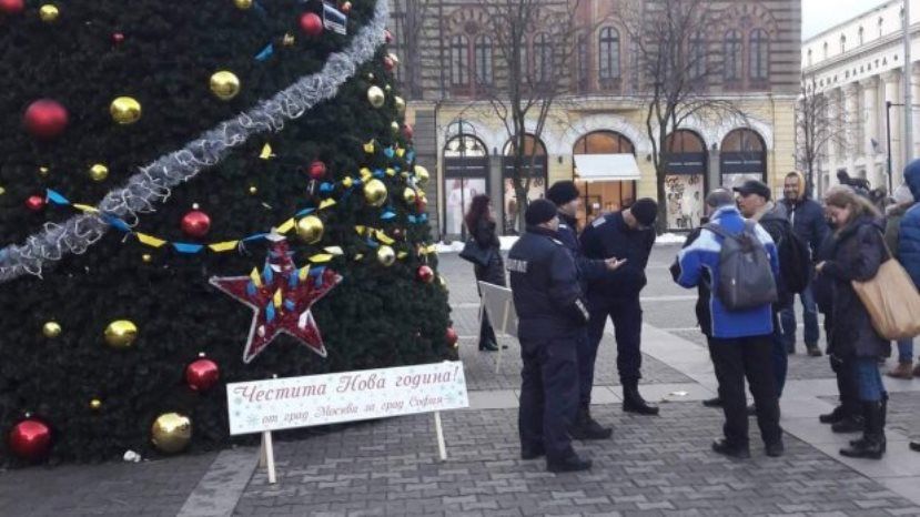 РИА Новости: В Болгарии подаренную Москвой елку украсили желто-голубыми корабликами