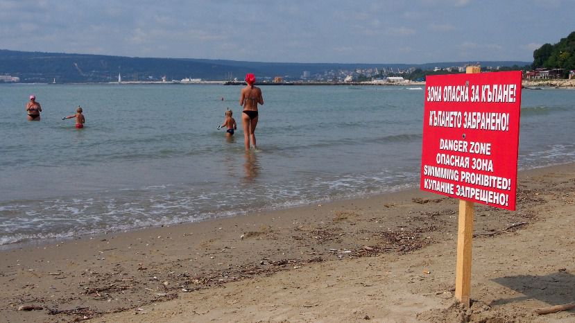 Забраняват къпането на Офицерския плаж във Варна заради замърсяване