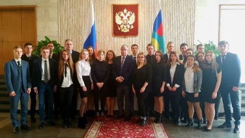 Посол РФ в Болгарии встретился с учениками посольской школы в Софии