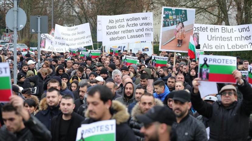 В Кельне около 800 болгар вышли на протест из-за медицинской халатности, приведшей к смерти ребенка