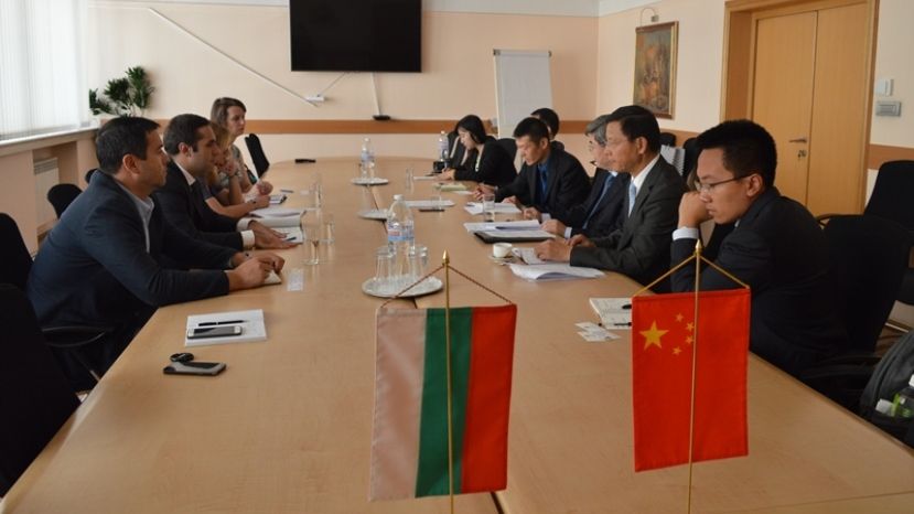 Министър Караниколов обсъди с посланика на Китай възможности за участие на високотехнологични китайски компании в „София Тех Парк“