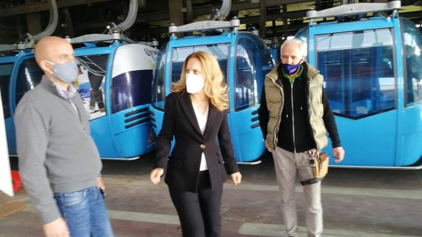 Вицепремиерът Марияна Николова инспектира места за настаняване и ски съоръжения в Банско