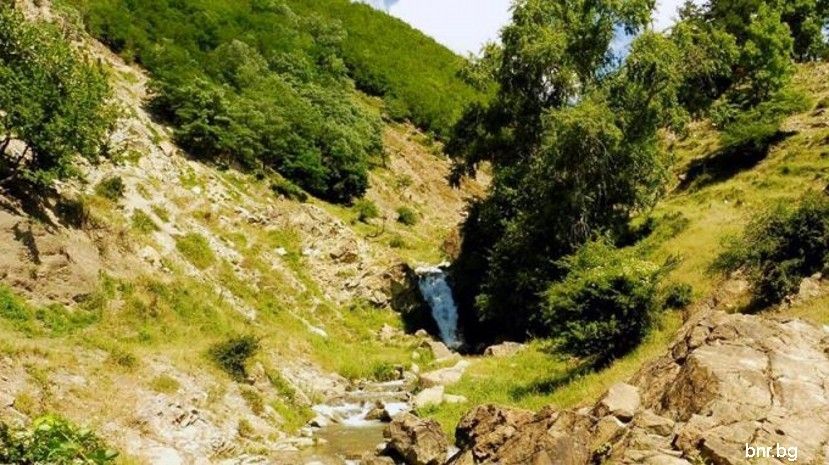Спасовото кладенче край град Златица е природен и културен феномен за страната ни