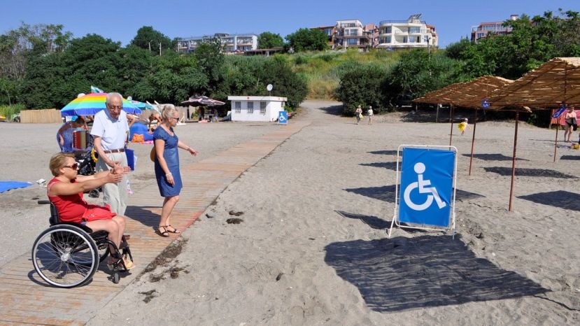 Кметът Димитър Николов разпореди проверка дали плажовете в Бургас са достъпни за хора с увреждания