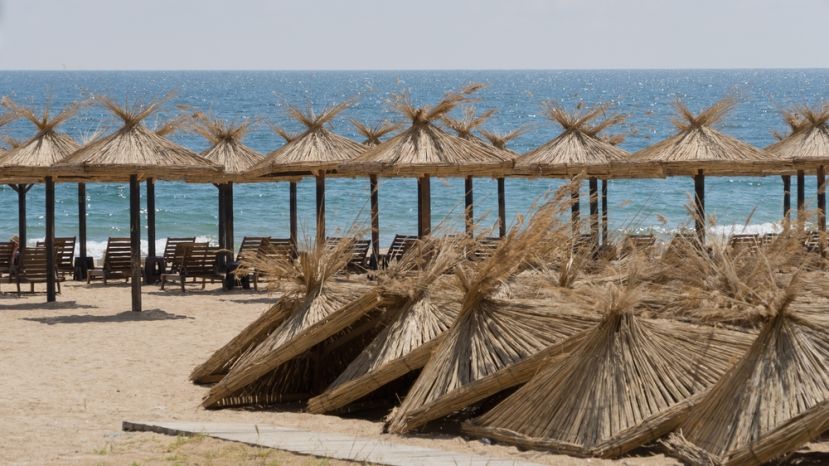 В этом году на 17 пляжах Болгарии шезлонги и зонты будут бесплатными
