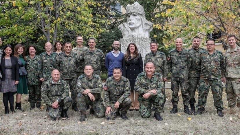 САЩ финансират преподавател по английски език на пълен работен ден, така че българските военнослужещи да могат да учат английски