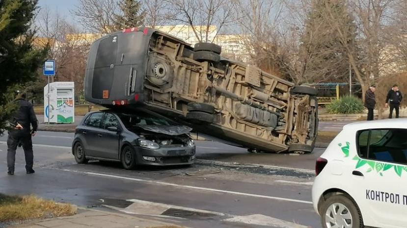 В Софии микроавтобус смял легковой автомобиль