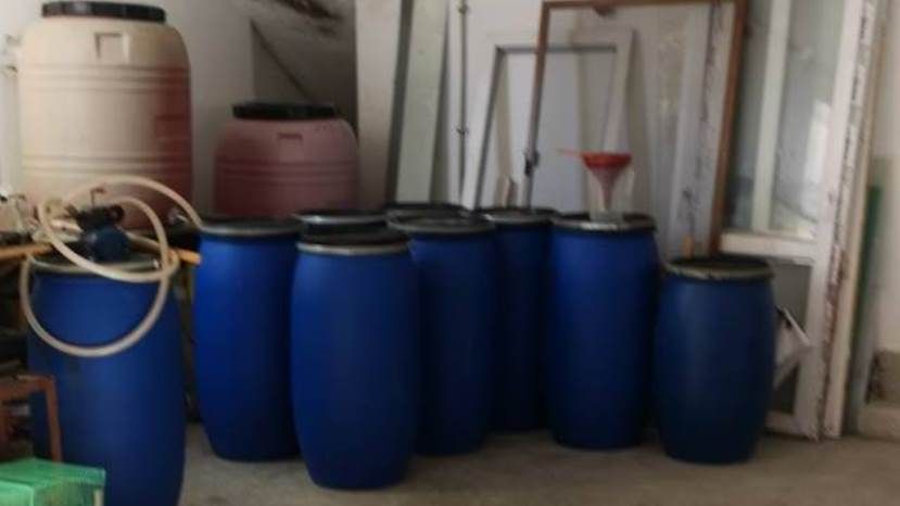 Откриха 2600 л алкохол в нелегален склад в Бургас
