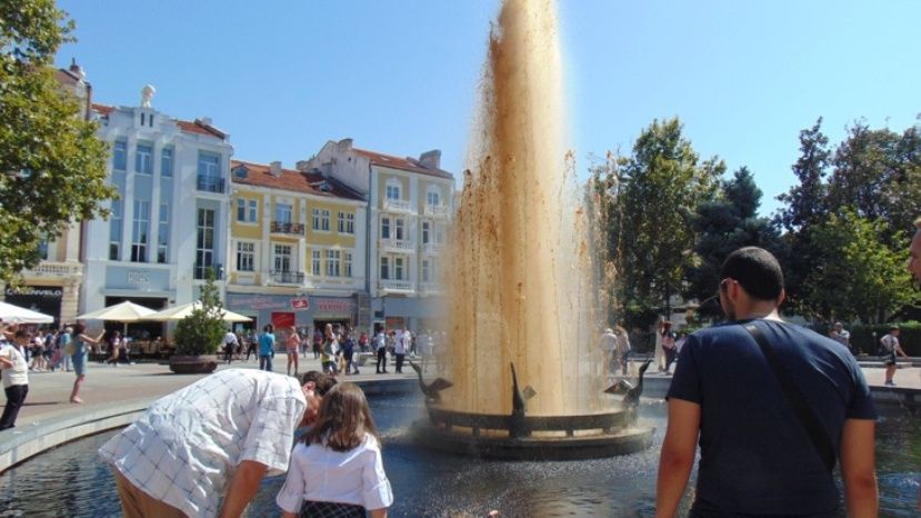 Вода в фонтане в центре Пловдива стала коричневой