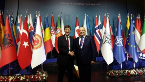 Генеральный секретарь Парламентской ассамблеи НАТО Дэвид Хоббс и Четин Казак
