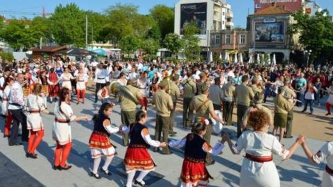 Более 450 танцоров закрутят „Хоро у лазурного берега“ в субботу в Бургасе