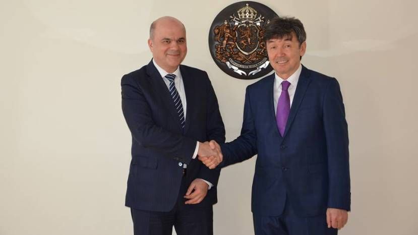 Министърът на труда Бисер Петков се срещна с посланика на Казахстан Темиртай Избастин