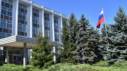 Российский дипломат, объявленный персоной нон грата, покинул Болгарию