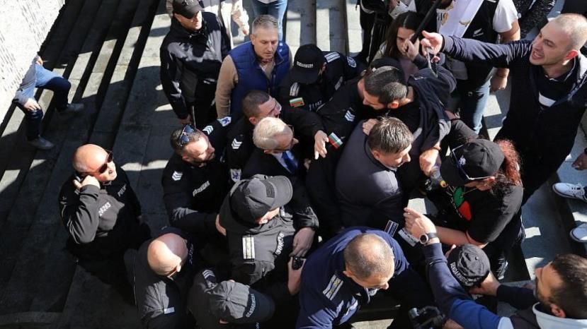В центре Софии протестующий против ковид-сертификатов ударил министра образования