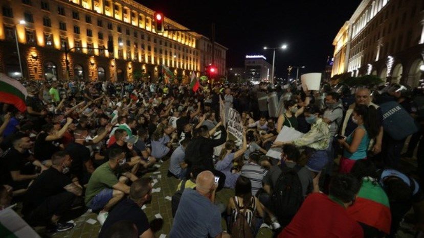 58% болгар за отставку правительства, а 32% против