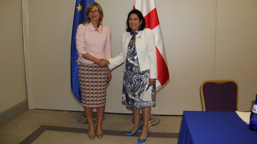 Екатерина Захариева се срещна в Батуми с президента на Грузия