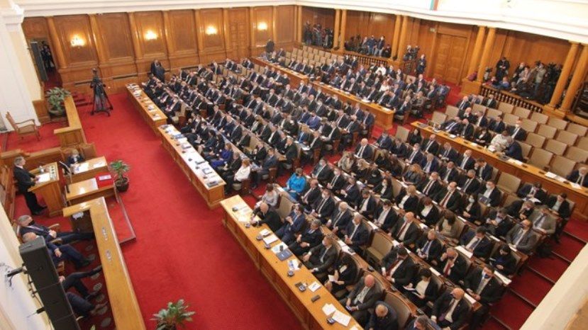 Народното събрание наложи мораториум върху цената на тока, водата и парното