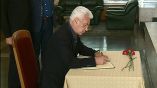 Экс-президент Болгарии Пырванов и Волен Сидеров оставили записи в книге соболезнований в посольстве РФ