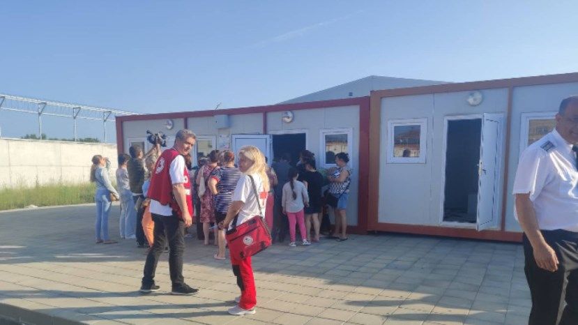 РИА Новости: Недовольные условиями украинцы покидают центр для беженцев в Болгарии
