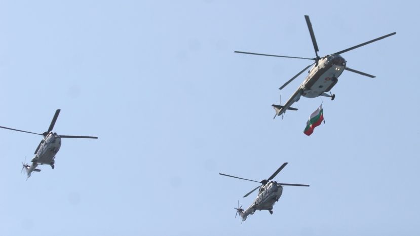 В Софии самолеты и вертолеты начинают тренировку к параду