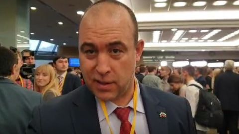 Българин с икона крещи към Путин: Ние много ви обичаме, носим ви подарък