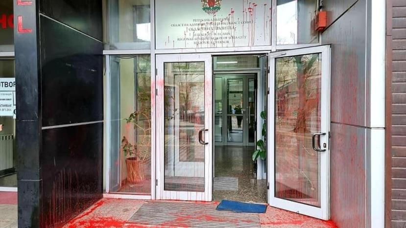 ТАСС: Вход в администрацию Софийской области залили краской из-за отказа переименовать улицы