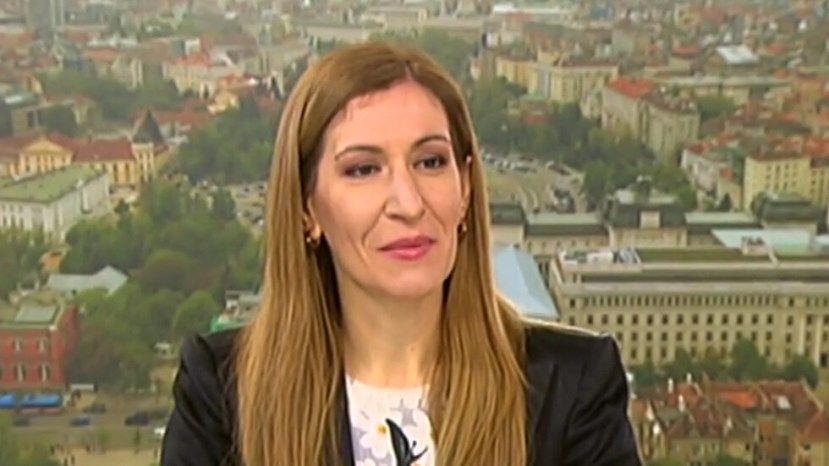 Ангелкова: Водят се интензивни разговори за възобновяване на чартърите от 15 юни