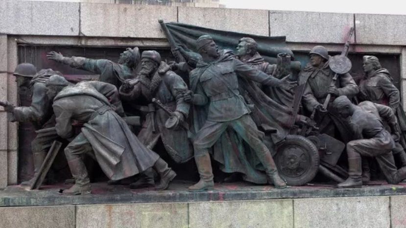 Дочь президента Желева: памятник Советской Армии должен стать пирамидой или быть переименован в "Слава Украине"