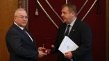 Министърът на отбраната Красимир Каракачанов награди представители на беларуското предприятие, ремонтирало самолетите Су-25