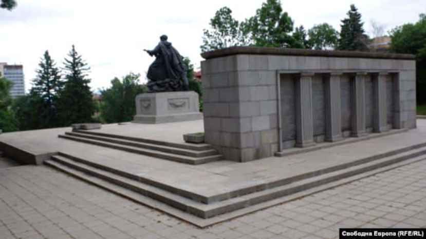 &quot;Святотатство&quot;: в РФ возмущены намерением перенести советский памятник в Болгарии